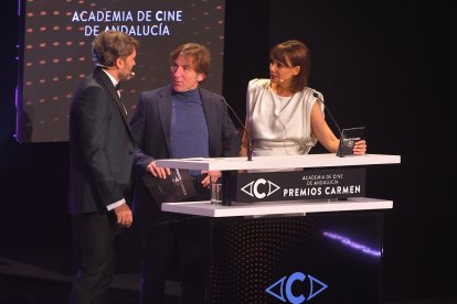 Antonio de la Torre bromea con Salva Reina y Belén Cuesta.