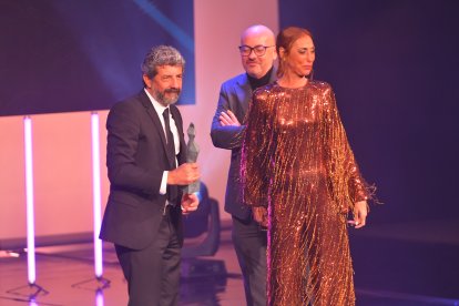 Manuel Martín Cuenca y María Barranco entregan a Alberto Rodríguez el premio a la mejor dirección.