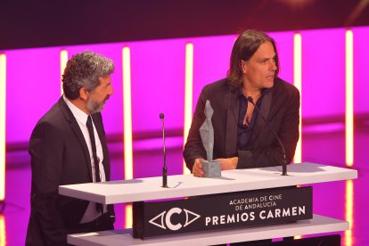 Alberto Rodríguez y Rafael Cobos, con el premio al mejor guion original por Modelo 77.