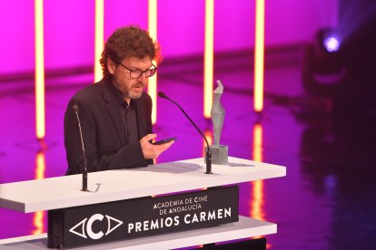 Juan Miguel del Castillo, director de La maniobra de la tortuga, recogió el Carmen a la mejor interpretación femenina para Natalia de Molina por esta película.