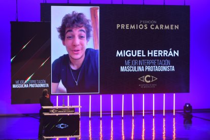 Miguel Herrán, ausente de la gala al estar rodando en la India, agradeciendo el Carmen a mejor interpretación masculina protagonista.