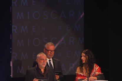 Benito Zambrano, Antonio Pérez y Ana Fernández presentaron el Carmen de Honor a María Galiana.