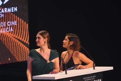 Nerea Camacho y María León a punto de desvelar el nombre de la ganadora a mejor interpretación femenina revelación.