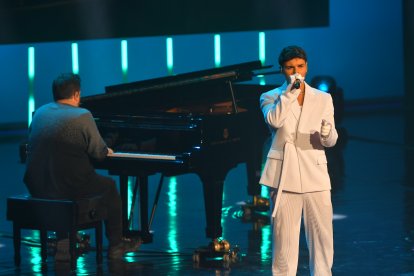 Actuación de Abraham Mateo en el Maestro Padilla durante la gala de los Premios Carmen.