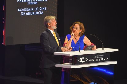 Sebastián Haro y Rosario Pardo, entregando el premio a los mejores efectos especiales.