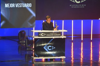 Fernando García, con el premio a mejor vestuario por Modelo 77.