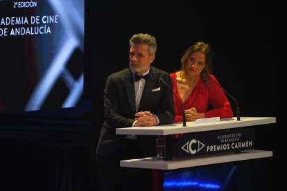 Jesús Olmedo y María Morales entregando el premio a mejor maquillaje y peluquería.