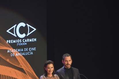 Belén López y Paco León entregando el premio a mejor interpretación femenina de reparto.