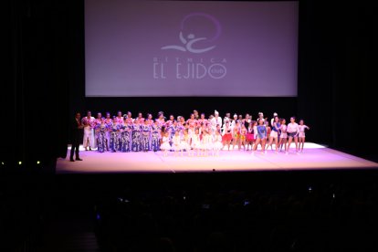 Posando tras una gran jornada de gimnasia rítmica.