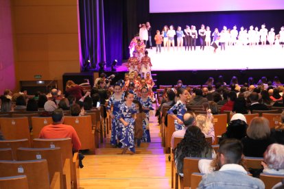 Las más pequeñas saliendo del escenario.