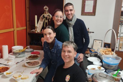 Jóvenes cofrades preparando las tapas del ambigú.