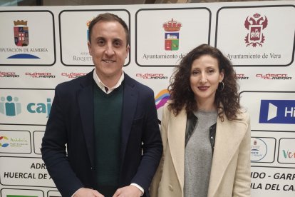 Alfonso García, alcalde veratense, con la concejala de Deportes, Carolina García. Vera, llega de la Clásica femenina.