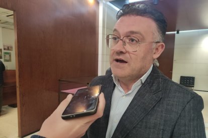 El alcalde de Berja, José Carlos Lupión, atendiendo a LA VOZ y Cadena SER.