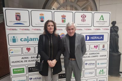La alcaldesa de Benahadux, Noelia Damián, con José Manuel Muñoz, el padre de la Clásica Ciclista de Almería, en el photocall instalado para el evento.
