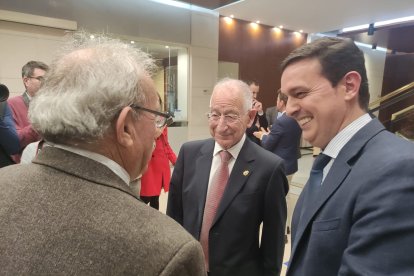 Antonio Bonilla, alcalde de Vícar, con Javier A. García, presidente de la Diputación, y Gabriel Amat, alcalde de Roquetas de Mar.