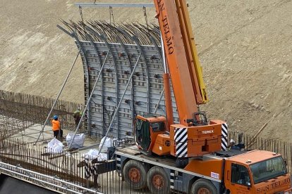 Preparando la estructura para hormigonar.
