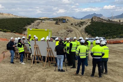 Autoridades, técnicos y directivos en plena visita.
