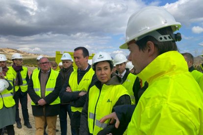 En el centro, el subdelegado y la secretaria de Estado