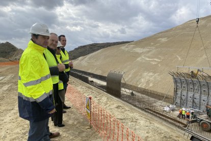 Explicaciones sobre la obra del falso túnel.