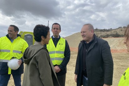 La número 2 de Transportes saluda al alcalde cuevano.