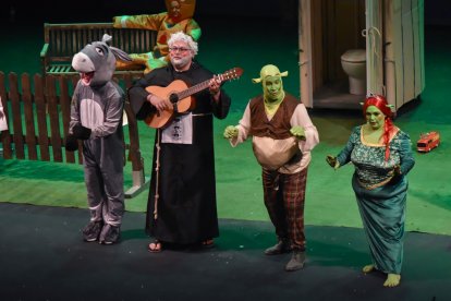 Humor, risas y buen ambiente en la primera sesión del Carnaval almeriense.