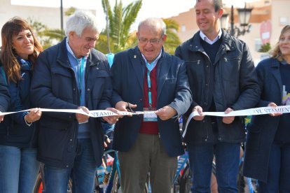 Corte de cinta en la salida de Vícar.