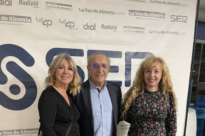 Mercedes Quero y Jorge Túnez de Copysur junto a Rosa Ojeda CM2000.