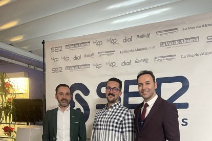 Carlos Beltrán de Asesoría Beltrán y Juan C. de Localiza junto a Ricardo Céspedes Dir. Comercial La Voz y SER.