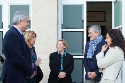 Autoridades a la entrada del Teatro Apolo.