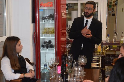 Cata de vinos blancos dirigida por el profesor, Juan A. Tejero.