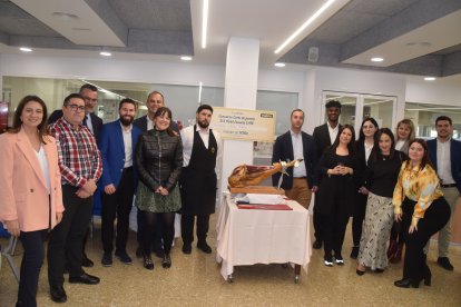 Cristóbal Uroz, ganador del campeonato de cortador de jamones en la Escuela de HostelerÍa de Madrid, con los asistentes.