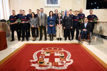 Toma de posesión de los bomberos y el nuevo funcionario.