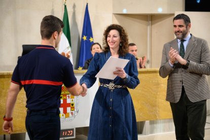 La alcaldesa junto a uno de los nuevos bomberos.