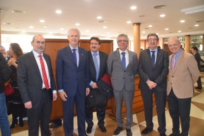 El magistrado, Manuel Espinosa, acompañado por el fiscal jefe, José María López; el decano del Colegio de Abogados, Juan Luis Aynat; el abogado José Arturo Pérez, y miembros de la jurisprudencia.