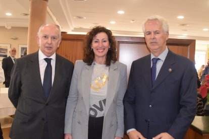 Luis Miguel Columna, la alcaldesa María Vázquez y Manuel Espinosa.