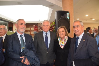 El coronel de la Rosa, el subdelegado de Defensa Javier Frías y Paco Balcázar y esposa.