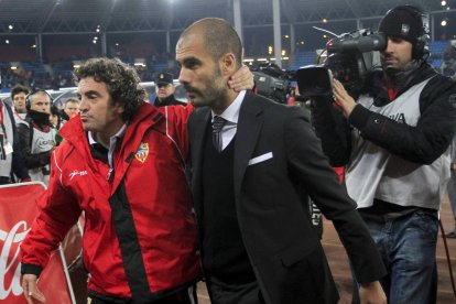 Juanma Lillo y Pep Guardiola camino del vestuario.