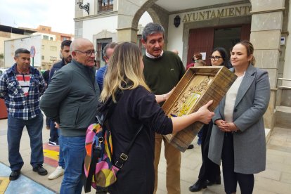 Una chica ucraniana con el escudo de su país.