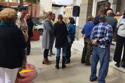 Los vecinos concentrados.