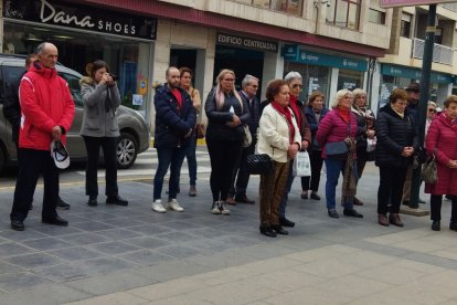 Gente concentrada en Adra.