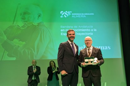 Michael Thomas ha recibido la Bandera de Andalucía en reconocimiento a la Especial Trayectoria.