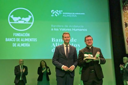 El Banco de Alimentos de Almería ha recibido la Bandera de Andalucía a los Valores Humanos que ha recogido el director de Cáritas de Huércal-Overa