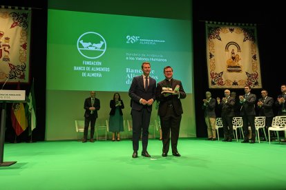 El Banco de Alimentos de Almería ha recibido la Bandera de Andalucía a los Valores Humanos que ha recogido el director de Cáritas de Huércal-Overa