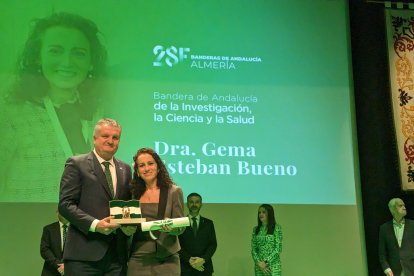 La doctora Gema Esteban Bueno ha recibido la Bandera de Andalucía de la Ciencia y la Salud.