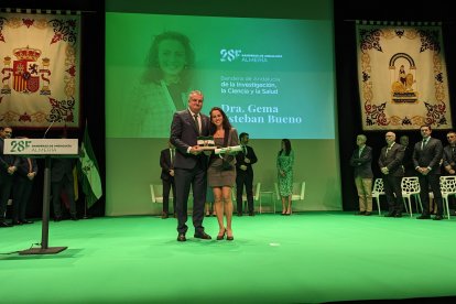 La doctora Gema Esteban Bueno ha recibido la Bandera de Andalucía de la Ciencia y la Salud.