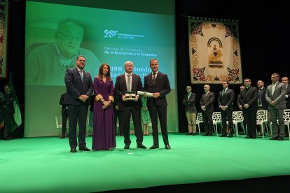 Juan Antonio Díaz Planelles, director general y fundador de Agroiris, SAT  ha recibido la Bandera de Andalucía de la Economía y la Empresa.