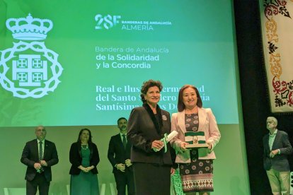 La Real e Ilustre Hermandad del Santo Sepulcro y María Santísima de los Dolores, por sus 100 años, ha recibido la Bandera de Andalucía de la Solidaridad y la Concordia.
