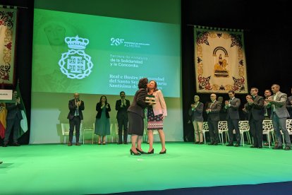 La Real e Ilustre Hermandad del Santo Sepulcro y María Santísima de los Dolores, por sus 100 años, ha recibido la Bandera de Andalucía de la Solidaridad y la Concordia.