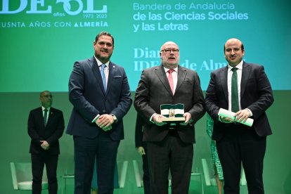 Miguel Cárceles delegado de Ideal en Almería y Eduardo Peralta, director del diario han sido los encargados de recoger la Bandera andaluza.