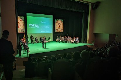 El diario Ideal de Almería ha recibido la Bandera de Andalucía de las Ciencias Sociales y las Letras